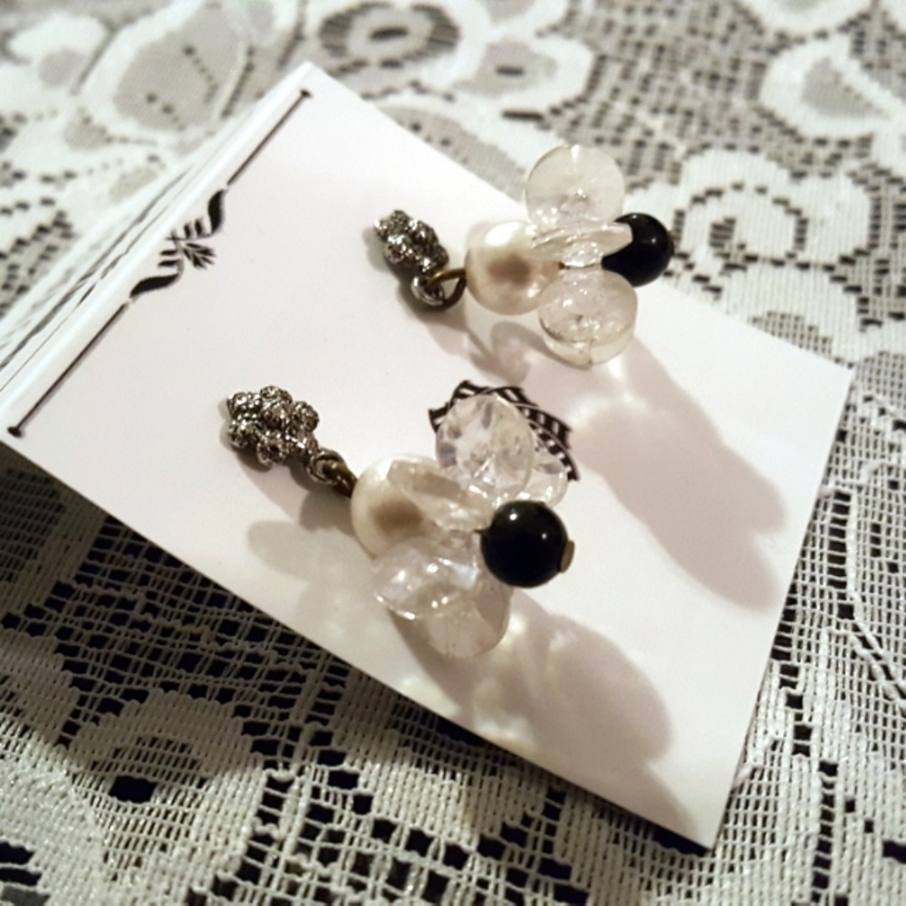 ⬇️ Black White Artisan Cluster Earrings